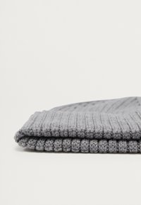 Hallide hall knitted beanie, millel ribitud tekstuuriga, millel on volditud serv, et tagada lisasoojus ja sile viimistlus.