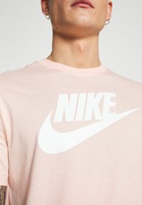 Nike Sportswear TEE ICON FUTURA  - T-shirt estampada - washed coral/white