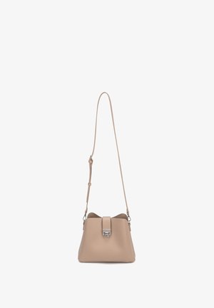 Beige leren crossbodytas met verstelbare riem en zilveren sluiting in het midden aan de voorkant, tegen een witte achtergrond.
