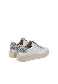 Sneakers bianchi in pelle con suola beige testurizzata e dettagli in stampa leopardata grigia sul tallone. Presentano lacci grigio chiaro e rivestimento morbido.