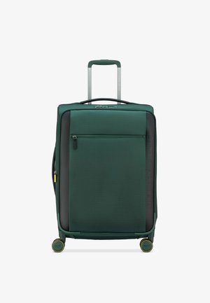 Maleta rígida verde con superficie texturizada, ruedas lisas, un bolsillo frontal y un asa retráctil. Detalles de acento en negro y amarillo.