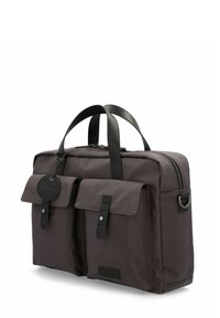 Malette rectangulaire marron foncé avec deux poches frontales à rabat, poignées noires, une fermeture éclair sur le dessus et une étiquette ronde suspendue sur une poche.