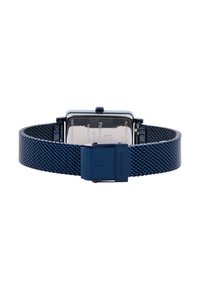 Rektangulär klocka med ett mörkblått nätmetallarmband, fyrkantig klocka och svarta detaljer. Genomskinlig baksida visar logotyp och funktioner.