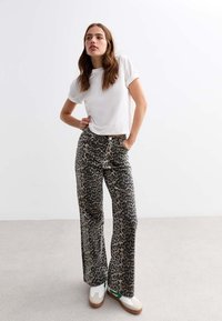 New Look - LEOPARD WIDE LEG - Straight leg jeans - brown pattern Miniatuurafbeelding 1