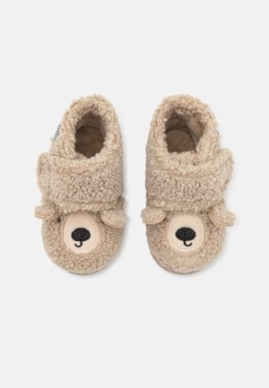 Beige fleece tøfler med en teksturert overflate, med et bjørnefjesdesign på tåen, myke øre detaljer og en polstret innside.