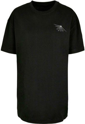 Schwarzes Baumwoll-T-Shirt mit lockerer Passform, das ein kleines weißes Spinnennetz-Design auf der linken Brust trägt. Mit kurzen Ärmeln und Rundhalsausschnitt.