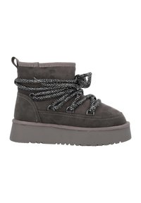 Stivale alla caviglia in suede grigio con spesse lacci neri e bianchi, punta rotonda e suola grigio chunky con motivo in rilievo.