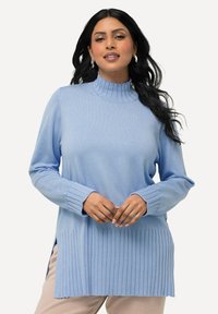 Maglione azzurro chiaro a maniche lunghe con colletto alto a coste e orlo, caratterizzato da spacchi laterali e lavorazione a coste sulla parte inferiore.