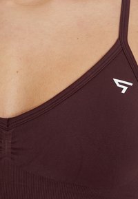 SQUATPROOF DRILL - Sportski grudnjak s blagom potporom - redwine