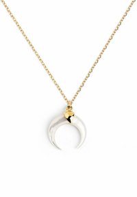 Collana in oro con pendente a forma di mezzaluna realizzato in materiale iridescente, con un accento dorato in cima.