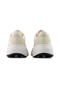 Krem- og beige løpesko med teksturert overdel, polstret krage og svart gummisåle. Har "FRESH FOAM" merking på hælen.
