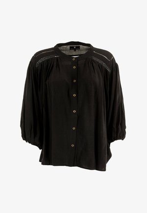 Camicia nera con bottoni, maniche lunghe a sbuffo, scollatura rotonda e dettagli in pizzo sulla parte superiore del petto e sulle spalle.