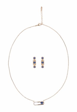 Aranyszínű nyaklánc biztonsági tű mintával, kék szív díszítéssel, valamint hozzáillő, kék kövekkel és áttetsző díszítéssel ellátott lógós fülbevalók.