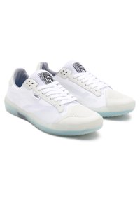 Vita sneakers med mesh och syntetiskt överdrag, platta snören, vadderad krage, perforerat tåparti och genomskinlig gummisula. Logotyp på tungan.