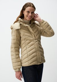 Khaki pufferjack met horizontale en diagonale quilting, met ritssluiting zakken en een afneembare capuchon. Zachte textuur en lichtgewicht ontwerp.
