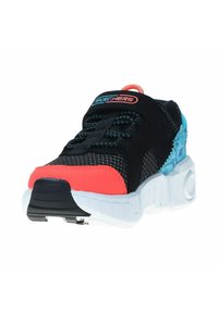Zapatilla deportiva negra con acentos en coral y azul, que cuenta con una parte superior de malla, paneles texturizados y una suela de goma blanca. Cierre de correa ajustable.