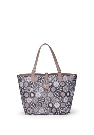 Tragetasche mit beige-farbenen Griffen und geometrischem Muster, das Sechsecke und runde Logos in Grautönen, Schwarz und Weiß zeigt.