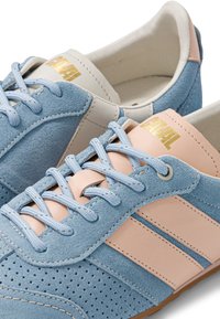 Paire de baskets en daim bleu clair avec des bandes en cuir rose pâle, des lacets bleus assortis et un marquage doré "CANAL" sur la languette.