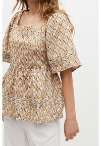 T-shirt z nadrukiem, z kwadratowym dekoltem, krótkimi rękawami i sylwetką peplum. Materiał prezentuje kolorowy, abstrakcyjny wzór w odcieniach różu, czerni i złota.