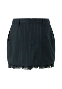 Crna suknja s prugicama, kratka, visokog struka i s razdrapanim rubom. Ima dva bočna džepa i skrivenu patent zatvarač na leđima.