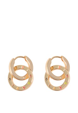 Pendientes de doble aro en tono dorado, con un aro liso vinculado a un segundo aro grabado con letras coloridas que forman la palabra "AMBIALO".