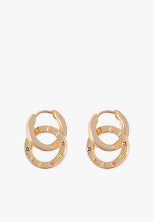 Kolczyki z podwójną obręczą w złotym odcieniu, z jedną gładką obręczą połączoną z drugą obręczą z wygrawerowanymi kolorowymi literami tworzącymi słowo "AMBIALO".