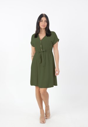 Robe verte à manches courtes avec un devant à boutons, taille ceinturée et coupe décontractée. Tissu lisse avec une apparence légèrement texturée.