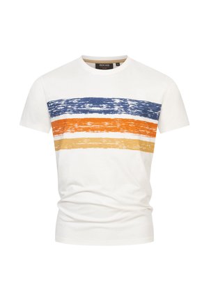 Camiseta de algodón blanca con rayas horizontales en azul, naranja y amarillo. Incluye un pequeño logo en la parte superior izquierda del pecho.