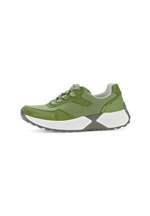 Groene sportieve schoen van suède en mesh materiaal, met ronde veters, een gevoerde zool en gestructureerde accenten op de achterkant.