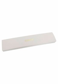 Caja rectangular blanca con una superficie suave, con "amor" grabado en dorado en la parte frontal. Diseño cerrado, apariencia minimalista.