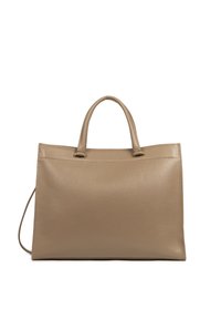 Sac à main en cuir taupe avec doubles poignées, en forme rectangulaire, surface texturée et accents matériels minimalistes. Design ouvert et construction robuste.
