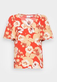 Blusa roja de flores con mangas cortas, que presenta grandes patrones florales en blanco y beige. Diseño en forma de V, fabricada en tejido ligero y con un corte holgado.