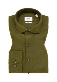 Maglietta verde oliva a vestibilità comoda con pattina dei bottoni, maniche arrotolate, tessuto testurizzato e un'etichetta al colletto.