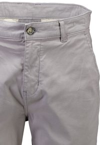 Pantalon en coton gris clair avec fermeture à boutons, passants de ceinture et poches avant, présenté de la taille jusqu'à la partie supérieure de la cuisse.