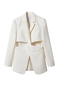 Blazer blanc sur mesure avec découpe au niveau de la taille, deux poches à rabat, manches longues et col à revers cranté.