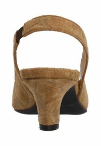 Suède sandalen met hak in op tan, met een gebogen achterkant, een verstelbare band en een kleine hak met een gladde zwarte basis.