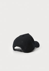 Zwarte baseballpet met een gestructureerde vorm, gemaakt van katoen, voorzien van ventilerende oogjes en een verstelbare snapback sluiting.