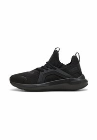 Pantof black sport cu o suprafață din plasă respirabilă, design texturat, talpă cu amortizare și sistem de șireturi. Prezintă accente de branding discrete.