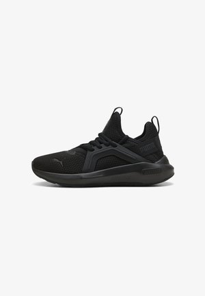 Zapatilla deportiva negra con parte superior de malla transpirable, diseño texturizado, suela acolchada y sistema de cordones. Presenta sutiles acentos de marca.