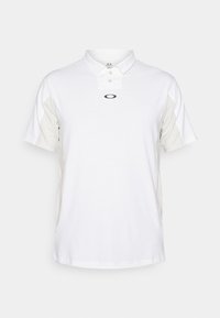 Polo blanc à manches courtes, avec un devant uni et des accents texturés gris clair sur les côtés. Logo au centre de la poitrine.