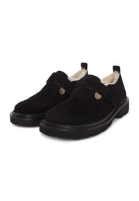 Sorte ruskind slip-on sko med tykke gummisåler og beige pelsforing, udstyret med en bred rem over toppen.