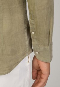 Hackett London TAILORED FIT LINEN PORTER SHIRT - Camicia - light khaki green