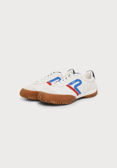Λευκά sneakers χαμηλού ύψους με καφέ λαστιχένιες σόλες, σχέδιο με μπλε και κόκκινη ρίγα στα πλαινά και λευκά κορδόνια σε λευκό φόντο.