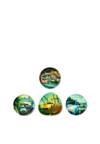 Set di quattro sottobicchieri in vetro di varie forme, con illustrazioni di auto colorate su sfondi urbani; tonalità predominanti di verde e blu.