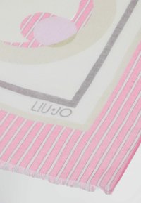 Roze en witte sjaal met een patroon van afgeronde vormen, strepen en een gefranjerde rand, met de merknaam "LIU JO" gedrukt in grijs.