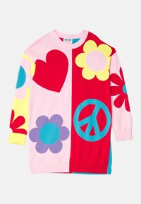 Maglione colorato lavorato a maglia con motivi di cuori, fiori e un simbolo della pace. Presenta sezioni di colore rosa, rosso, giallo e blu. Maniche lunghe.