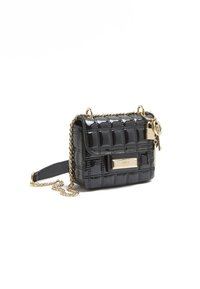 Borsa a tracolla in pelle verniciata nera con texture trapuntata, accessori in metallo dorato, tracolla a catena e un piccolo dettaglio a forma di lucchetto.