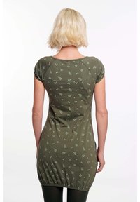 Grünes Abendkleid mit kurzen Ärmeln und rundem Ausschnitt, das ein Blattmuster aufweist, einen gerafften Saum hat und eine leicht taillierte Silhouette bietet.