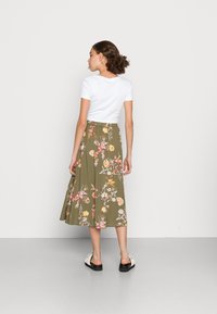 Pieces PCKAITLYN MIDI SKIRT - Saia evasé - deep lichen green