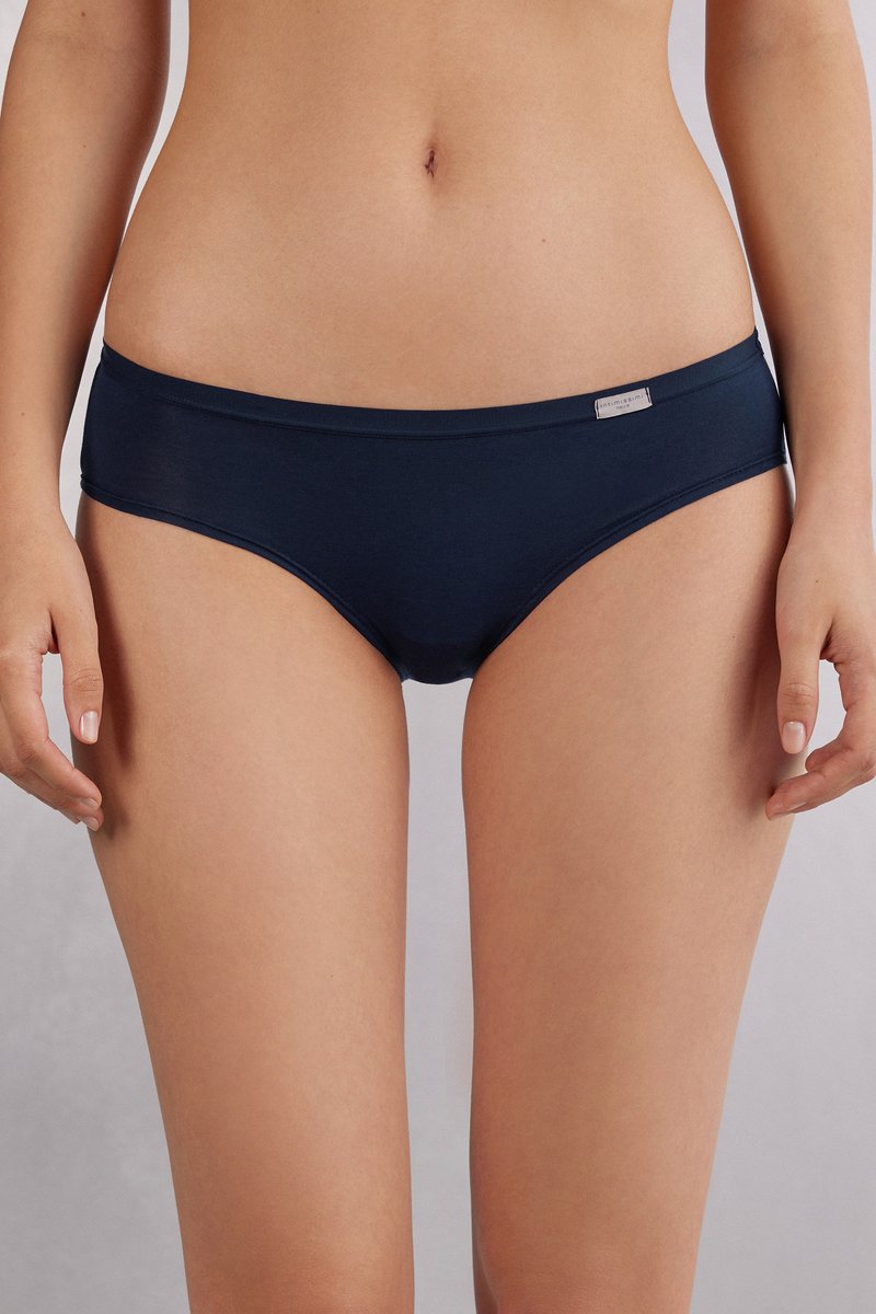 Navyblauwe katoenen bikini slipjes met een zachte textuur en elastische tailleband. Voorzien van een klein merkembleem aan de voorkant aan de linkerkant.